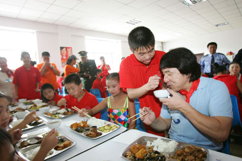 成龙走进吉林省孤儿学校