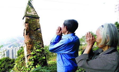 昨日,佛图关,游海云夫妇在"白骨塔"前悼念大轰炸中殉难同胞 记者锼 