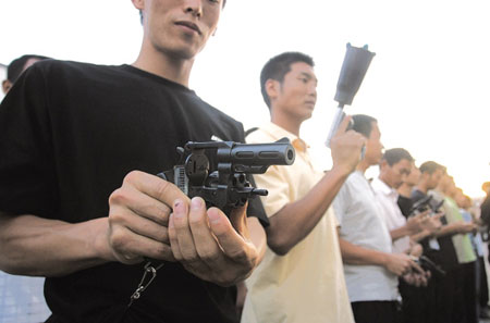 从昨日起,市公安局特巡警支队派出150名便衣特警,携带网枪,左轮手枪