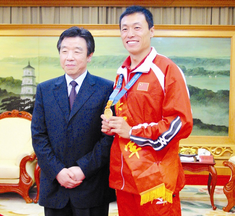 残奥冠军侯斌:"卢书记,今天我结婚啦!