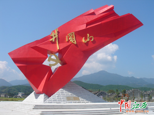 大型雕塑井冈红旗国庆前夕向游客亮相图