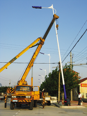 莱西市城建局的职工正在滨河路上安装新型路灯_新闻中心_新浪网