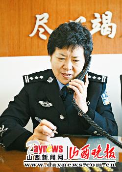 市交警支队支队长尹喜平等8位交警部门负责人昨日走进本报新闻会客厅