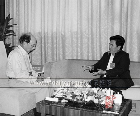 丽江市委书记和自兴接受华尔街日报记者专访