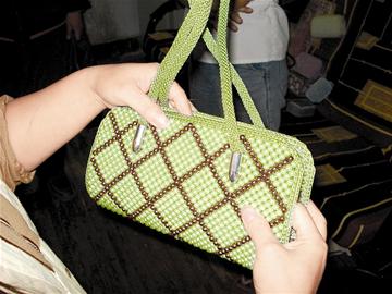 不少居民都上门来找她学习制作方法,她也经常制作一些可爱的小包包