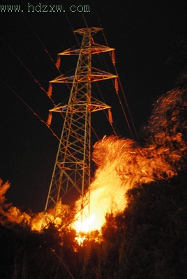 火焰蹿向高压线200颗灭火弹阻击