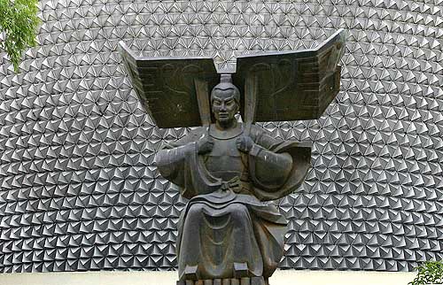 万户,人类第一个"飞天"人(图)_新闻中心_新浪网