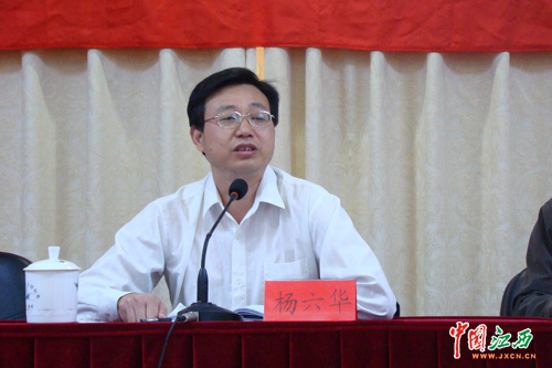 省文明办主任杨六华主持会议并在会上传达十七大精神.