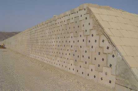 南疆铁路应急工程挡风墙建成组图