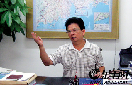 国内新闻 正文     图:珠海市委书记邓维龙在接受本报记者采访 叶真