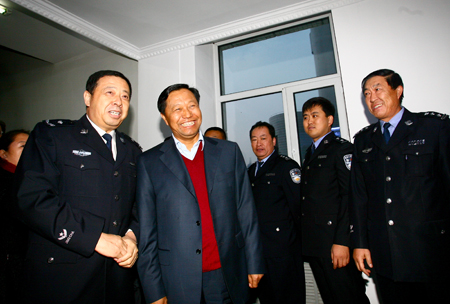 崔杰:设追逃基金 奖提供线索者