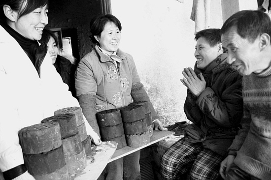 社区干部帮牛国柱家运煤