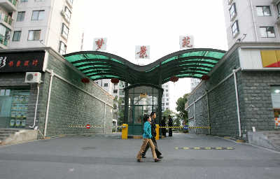 剑      昨天上午7点40分左右,闵行区罗秀路梦景苑小区14号居民楼内