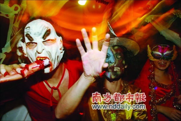 惠州一酒店夜总会内,工作人员装扮厉鬼食人肉.本报记者陈伟斌摄