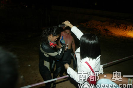 昨晚7时许,一男一女两名参与打捞工作的蛙人走上地面,用矿泉水冲洗