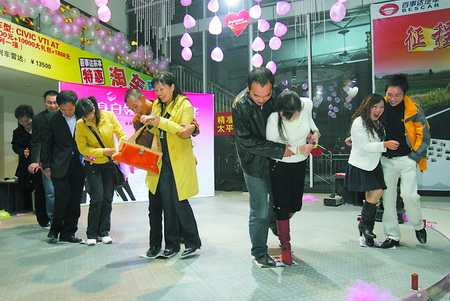 数百单身男女表演求爱