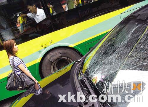 公共汽車的輪子-公交車爆胎 炸傷 小轎車高清圖片