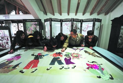 女红工艺博物馆好多男生学蜀绣 女红工艺博物馆好多男生学蜀绣