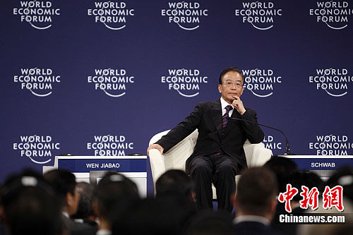 9月14日,中国国务院总理温家宝在大连出席夏季达沃斯论坛举行的企业家对话会,与企业家代表对话交流。中新社发 盛佳鹏 摄 9月14日,中国国务院总理温家宝在大连出席夏季达沃斯论坛举行的企业家对话会,与企业家代表对话交流。中新社发 盛佳鹏 摄
