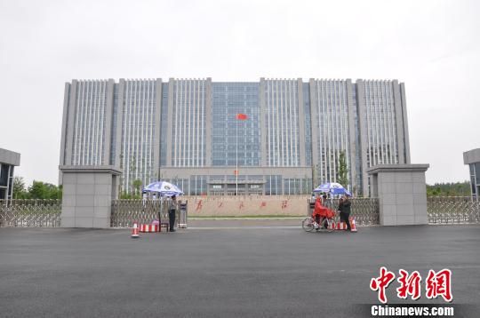 中新网许昌5月29电(记者齐永) 近日,河南省许昌市魏都区新办公楼正式启用,不少局委在陆续搬家,该大楼因造型气派、豪华引起不少群众质疑。当地政府回应称,新办公楼为魏都区综合服务楼,投资1.5亿元,因资金不足,建建停停,费时8年。 新办公楼位于魏都区天宝路中段。魏都区发改委关于魏都区综合服务大楼项目的批复显示:该项目占地23576平方米,总建筑面积59000平方米。