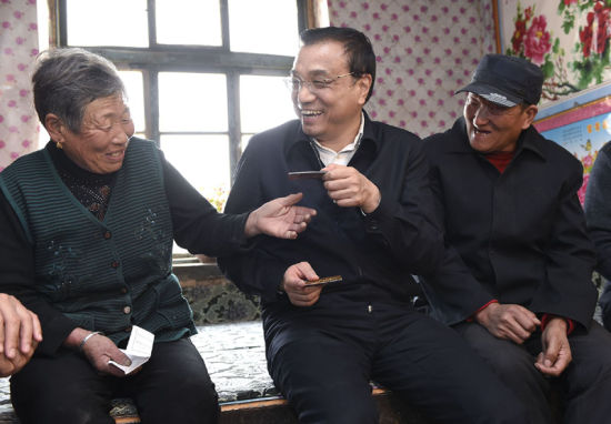 在赤峰翁牛特旗橋頭鎮太平莊村民溫樹成家中,李克強仔細詢問低保、養老保險有多少,怎么領。 在赤峰翁牛特旗橋頭鎮太平莊村民溫樹成家中,李克強仔細詢問低保、養老保險有多少,怎么領。