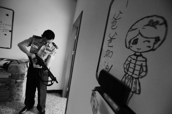 看到女儿写下的"爸爸加油",马副所长说他要把枪握得更紧