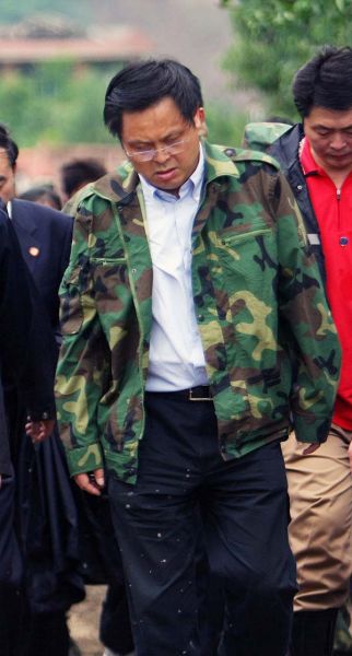 2008年汶川地震期间，时任四川绵阳市委书记的谭力陪中央领导同志在北川县视察。