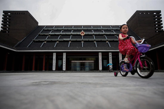 一位小朋友在凤阳县县政府外的空旷广场上玩耍。 澎湃新闻 杨一 图