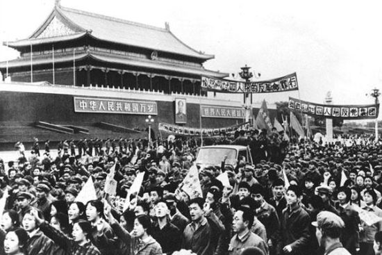 1976年10月，首都各界群众集会游行，欢呼粉碎“四人帮”的胜利。