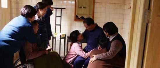 《历史转折中的邓小平》剧照：邓小平和家人在一起。