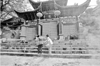 由于关门，游客只能在门口烧香。 记者 周明佳 摄