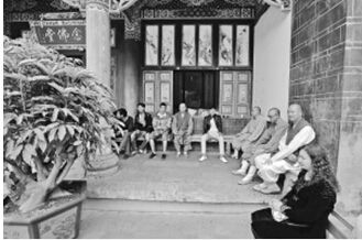 由于关门，游客只能在门口烧香。 记者 周明佳 摄