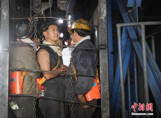 8月19日凌晨3时58分，安徽淮南谢家集区东方煤矿发生井下爆炸事故。图为煤矿矿工下井接风筒吹散瓦斯帮助救援。中新社发 张娅子 摄