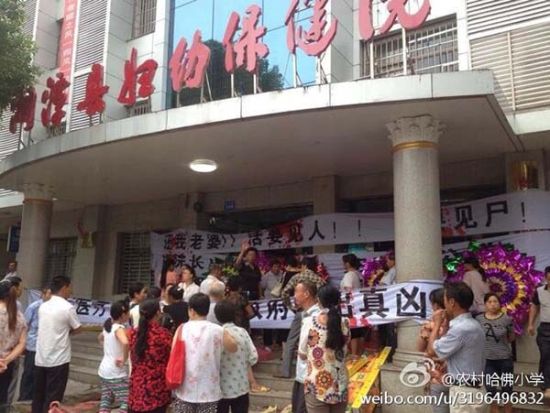 　　涉事妇幼保健院副院长杨剑称，公布尸检结果仍需10天左右时间。