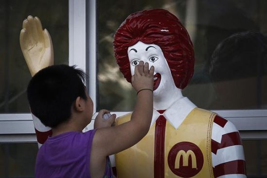 　　2014年8月19日，山东招远市，一名男孩在发生“5·28招远血案”的麦当劳餐厅前玩耍。 澎湃新闻 高征 图