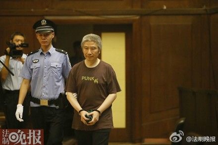 肖绍祥被带到庭审现场