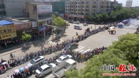 古城万人空巷 群众自发痛别县长