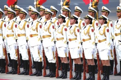 新增加的仪仗队女礼宾服。