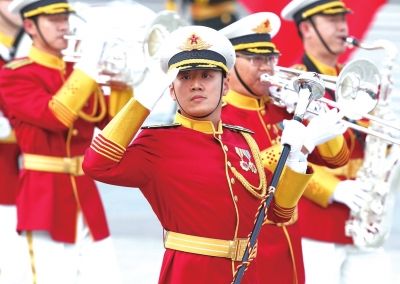解放军军乐 团着新式礼宾服一起亮相。