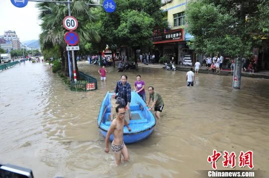  丽水受洪水灾害，变成“水城”。 丽水公安 摄 