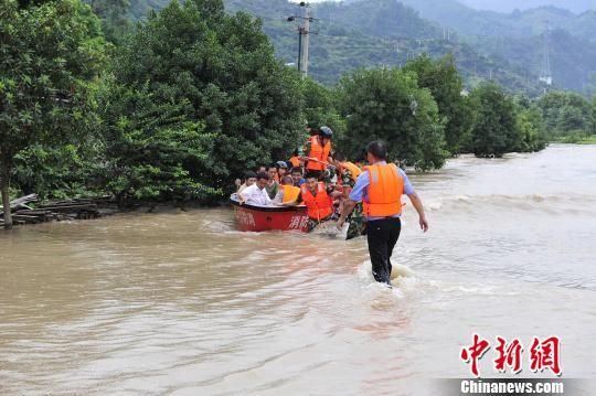  丽水公安出动救援。 丽水公安 摄