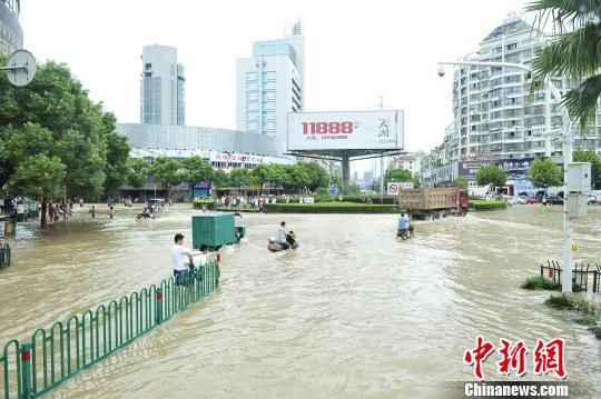 丽水受洪水灾害，变成“水城”。 丽水公安 摄 