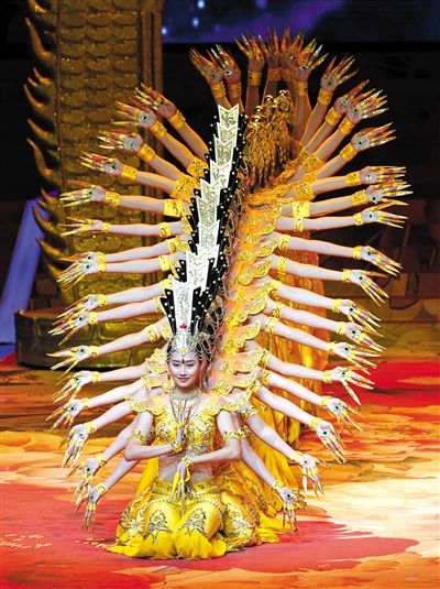 昨日，《花开北京》APEC高官会北京市人民政府欢迎晚会在国家大剧院举行，舞蹈《千手观音》获得APEC嘉宾连连称赞。新华社发