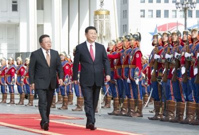 蒙古国总统额勒贝格道尔吉在国家宫前广场为习近平举行隆重欢迎仪式。新华社发