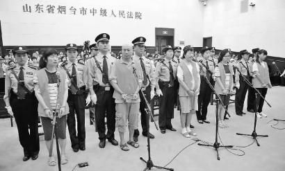 8月21日，被告人张帆、张立冬、吕迎春、张航、张巧联到庭。 法庭逐一核对被告人身份 新华社发 