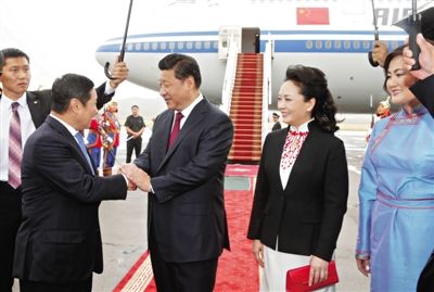 昨日，国家主席习近平抵达乌兰巴托访问蒙古国。习近平和夫人彭丽媛在机场受到蒙古国总理夫妇热情迎接。新华社记者 鞠鹏 摄