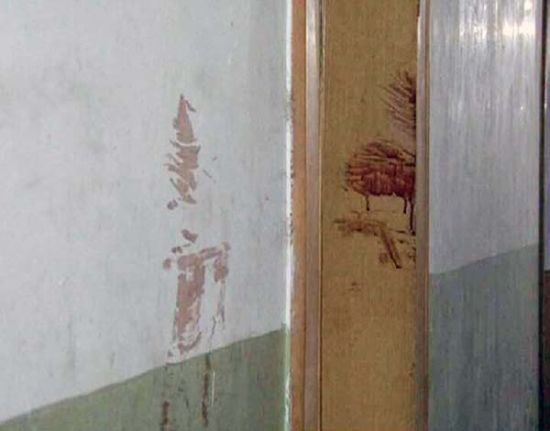 孙伟宏砍人时的办公楼现场，墙壁和门上还留有血迹。（图片来源：澎湃新闻）