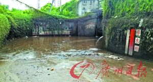 事发涵洞西边出口仍有积水，工人在洞内忙于抽水。