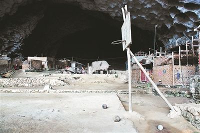 原“中洞”小学留下的篮球架