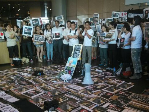 昨天下午，近百人在港铁总部外抗议。